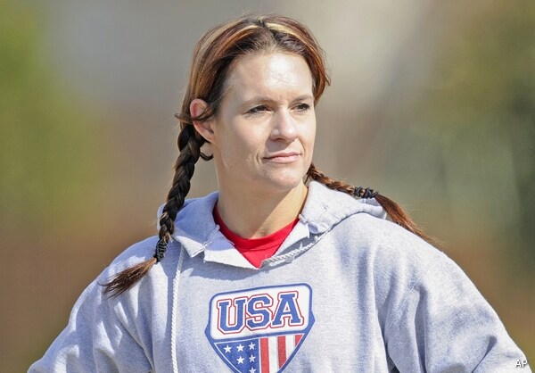 Running Back Jennifer Welter Makes Men's Pro Football History 