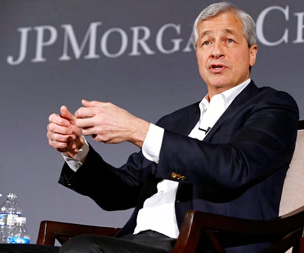 jamie dimon speaking before a jpmorgan chase logo