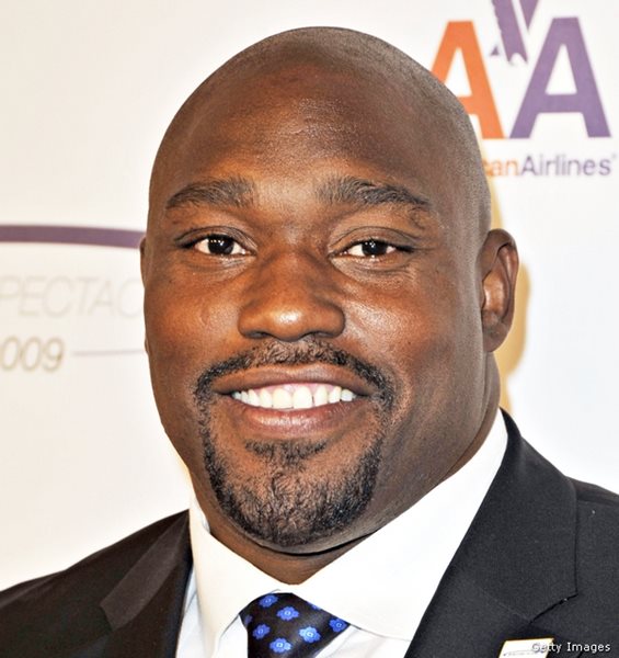 Warren Sapp Stiffs Sportsbar Waitress on Tip for Calling Him 'Boy'