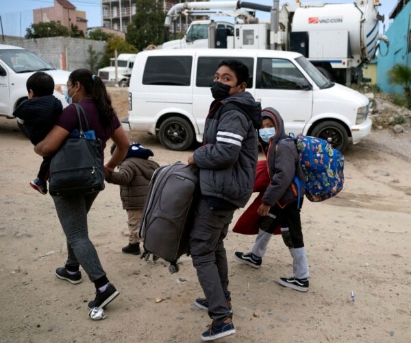  Mexico Migrant mother walking with her four children 