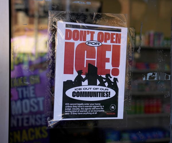 Chicago Shopping Area Empties Before Trump ICE Raids