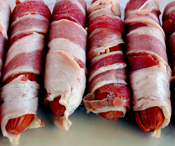 04_Bacon-Wrapped-hot-dogs-dreamstime_l_57197531.jpg